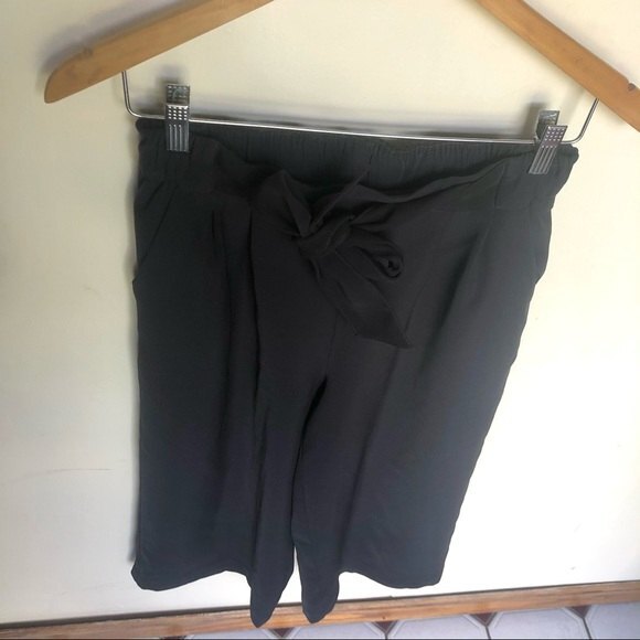 Lululemon Black Noir Crop Pants Size 6 - Picture 8 of 15